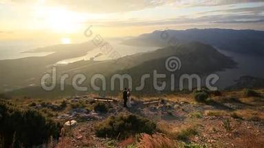 黑山洛文山上的一个长凳上的女孩。 科托尔湾Vi号